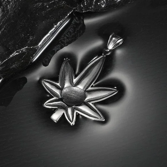 men maple leaf necklace - Picture 4 of 4